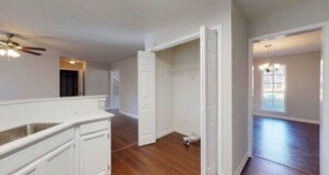 Building Photo - 4084 Pinehurst Valley Dr