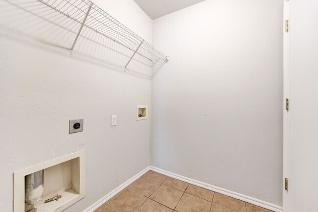 Building Photo - Cute 3BD/2BTH Duplex in Central East Norman!