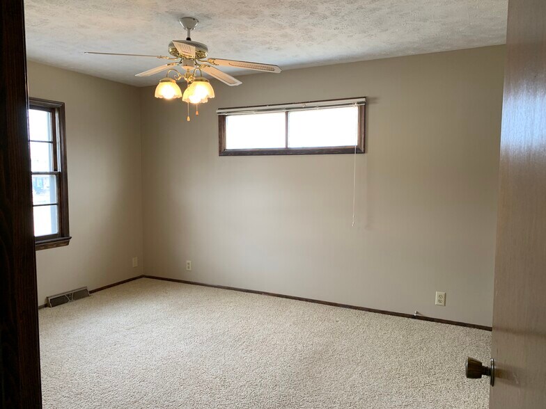 Building Photo - 10205 T Cir