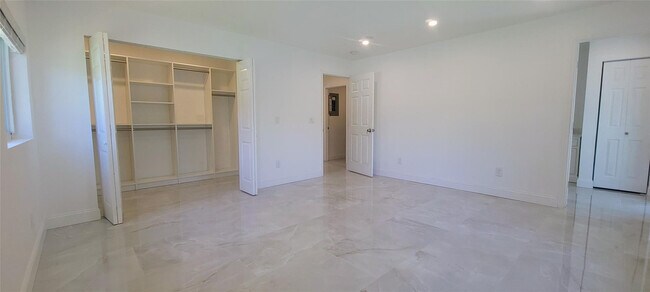 Building Photo - 1400 SE 8th Ave