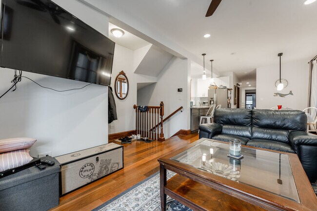 Building Photo - 1019 W Oakdale Ave