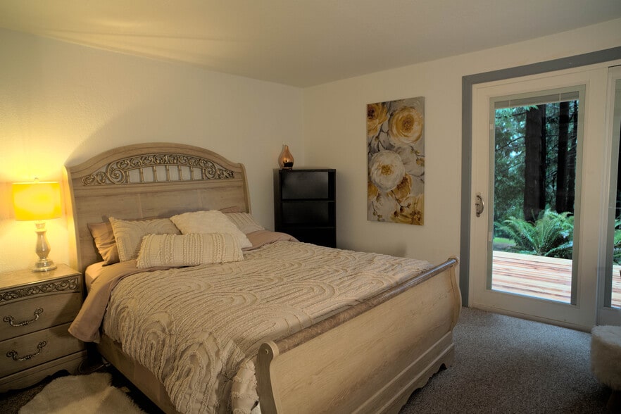 'Mystic River' downstair room with individual private outdoor area - 1114 Pawnee Ln