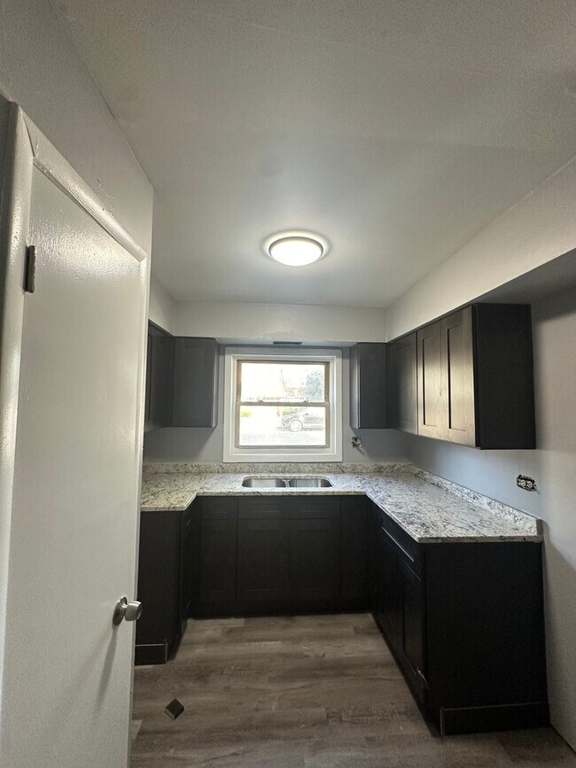Building Photo - 1015 E 150th Pl
