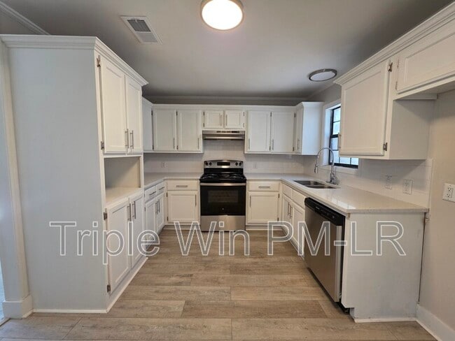 Building Photo - 202 Rosemary Ln