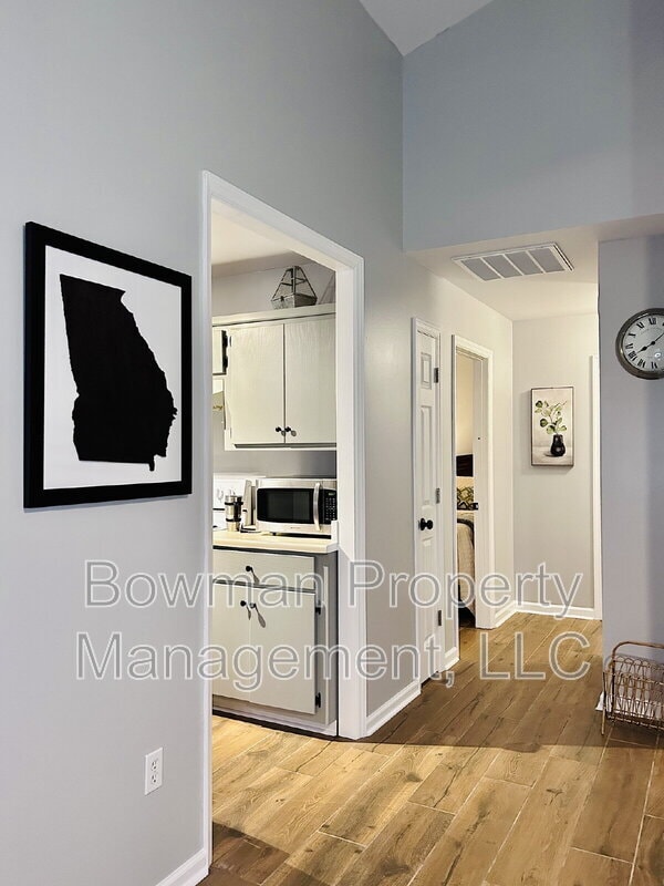 Building Photo - 255 Camelot Dr