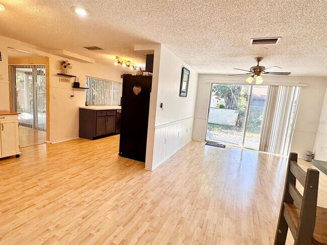 Building Photo - 12215 Meadowbrook Ln