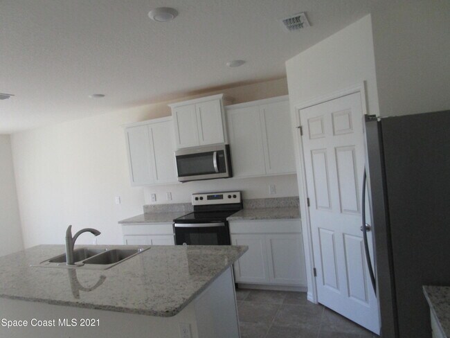 Building Photo - 3635 Peony Ct SE