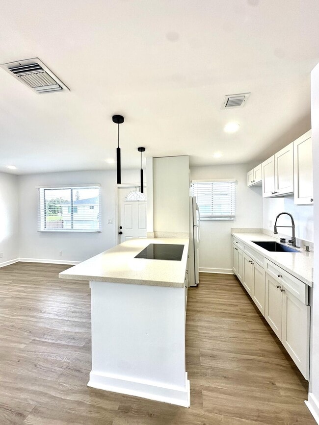 Building Photo - 102 E Tiffany Dr