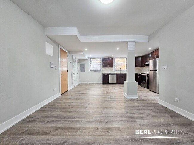 Building Photo - 2 bedroom in EVANSTON IL 60202
