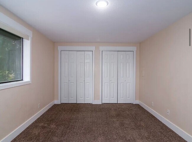 Building Photo - Spacious 4-Bedroom duplex Near EWU – Cheney, WA