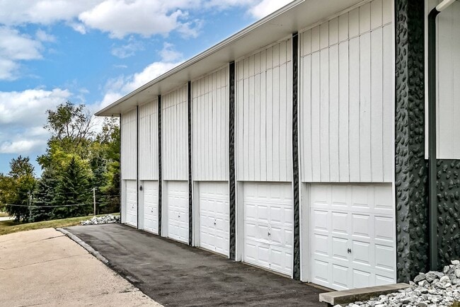 Building Photo - Beautiful 1-Bedroom Apartment Home with large balcony!