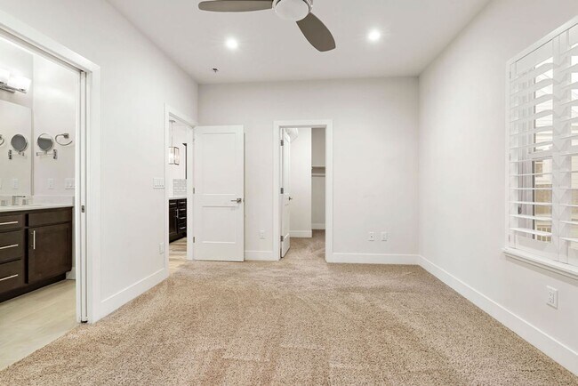 Building Photo - Contemporary Dual Level MidTown Bungalow with Balcony & Garage!