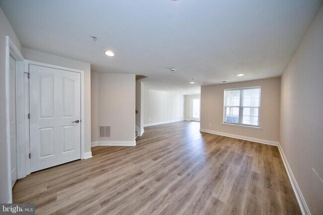 Building Photo - 580 Callander Way