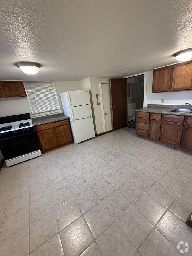 Building Photo - 1001 Silverleaf Ave