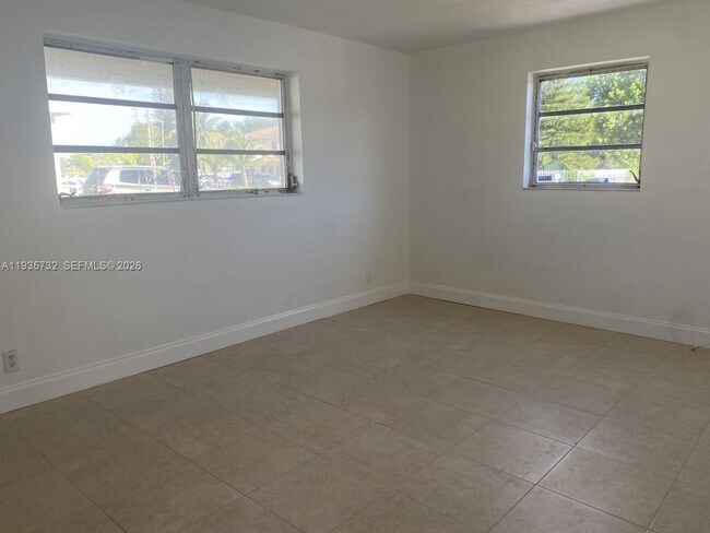 Building Photo - 5904 SW 27th St