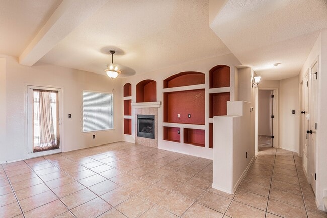 Building Photo - Gorgeous 4 bedroom 2.5 bath home in NorthEast El Paso!!