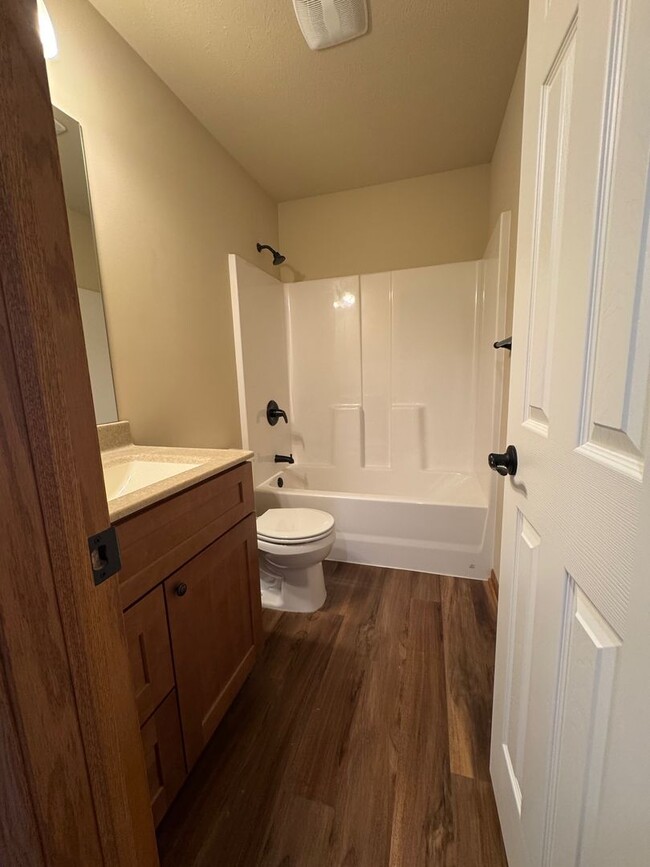 Building Photo - Spacious 3-Bedroom Townhome in Prairie Vil...