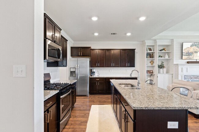 Kitchen - 388 Lakeshore Vlg E