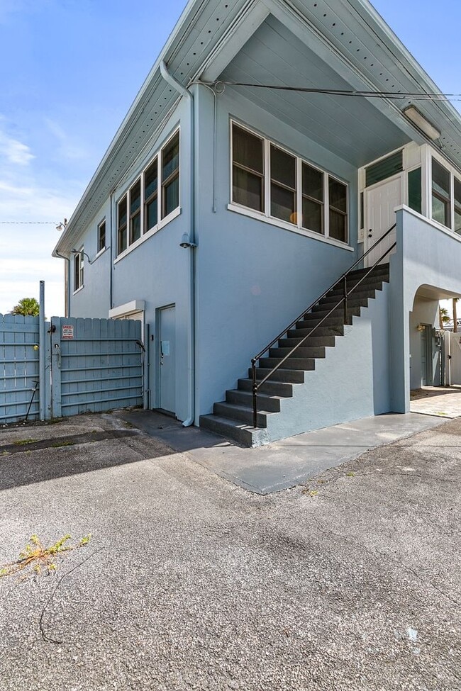Building Photo - 1008 E Strawbridge Ave