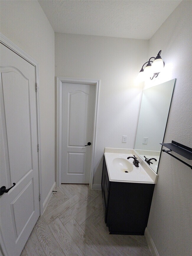 Building Photo - 16014 Peach Bluff Ln