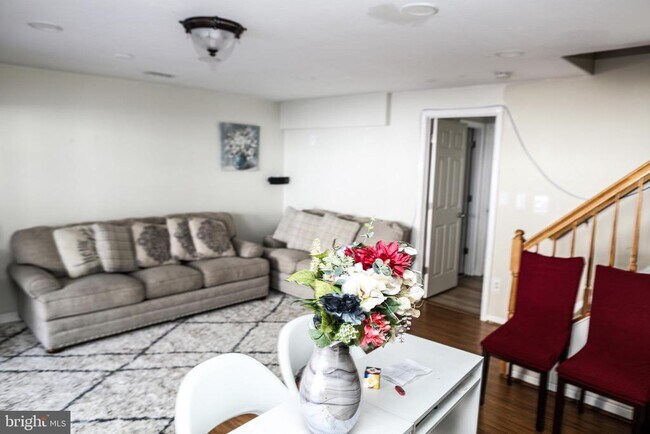 Building Photo - 3953 Hartlake St