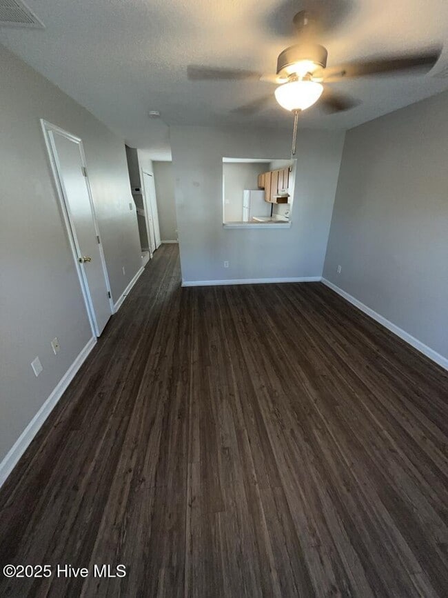 Building Photo - 1094 W Pueblo Dr