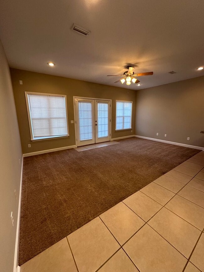 Building Photo - Eagle Landing - End Unit