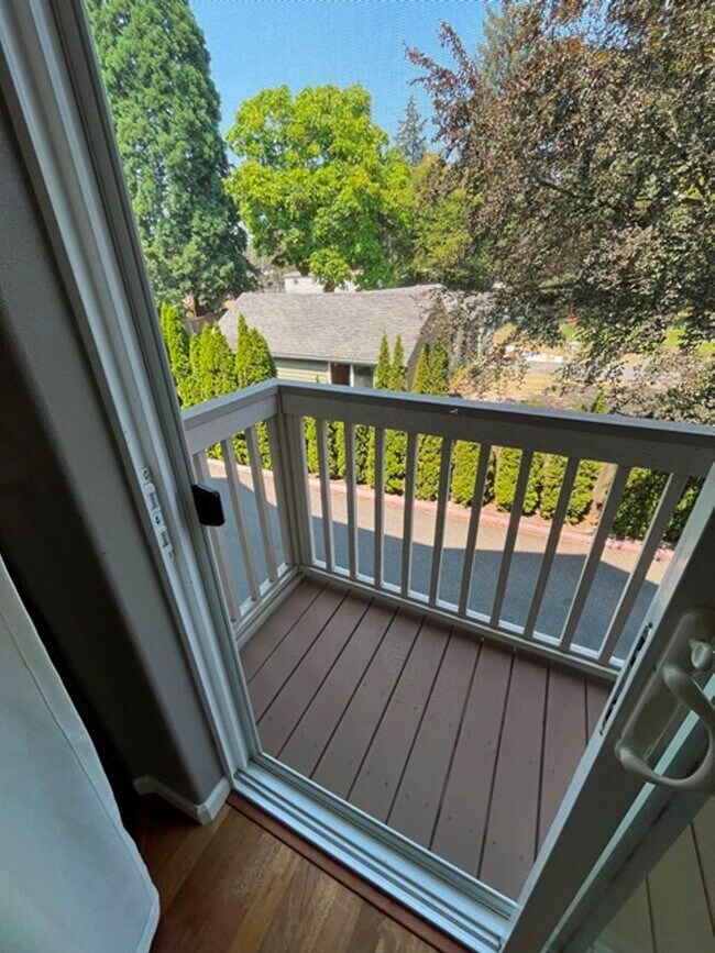 Building Photo - 10308 SW Hollyridge Ln