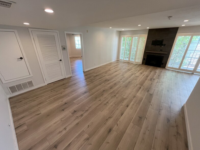 Building Photo - 4249 Longridge Ave