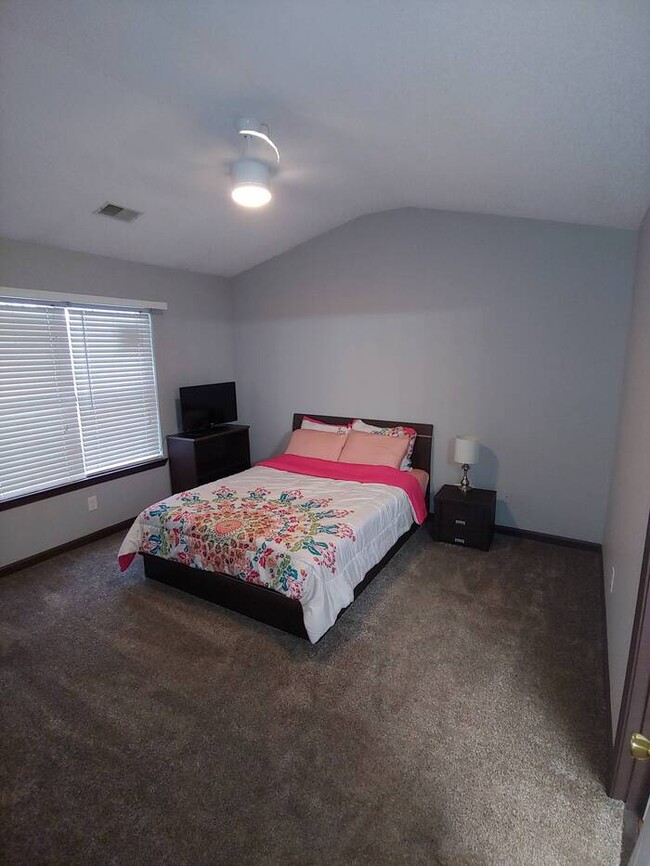 Building Photo - Super Cute 2/2 in Chapin