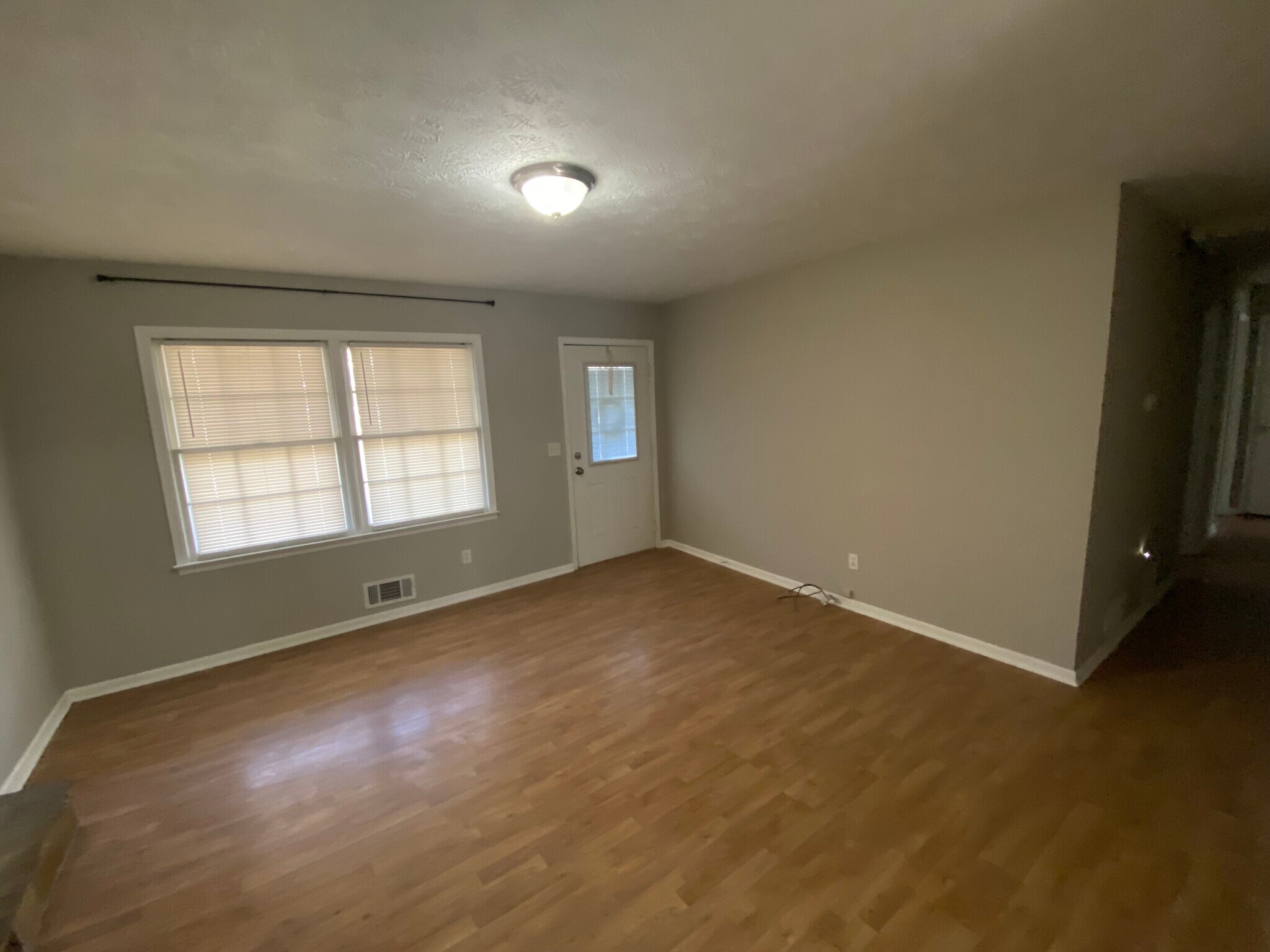 Building Photo - 1015 Eastview Rd NE