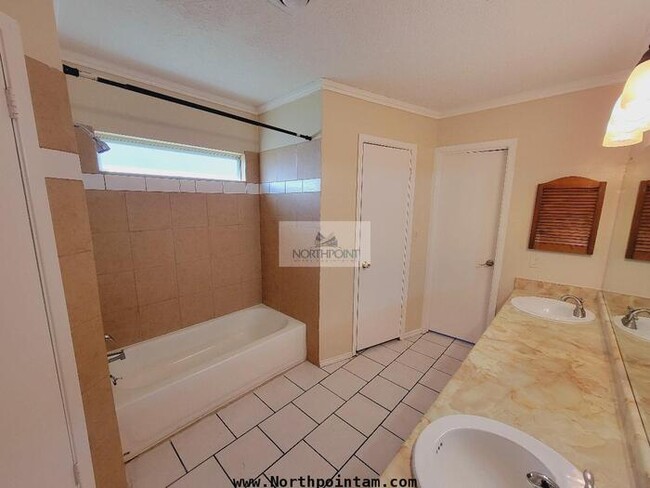Building Photo - Charming 3 bedroom home ready for immediat...