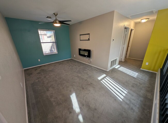 Building Photo - 3 Bedroom Home in the Waterford Square Com...