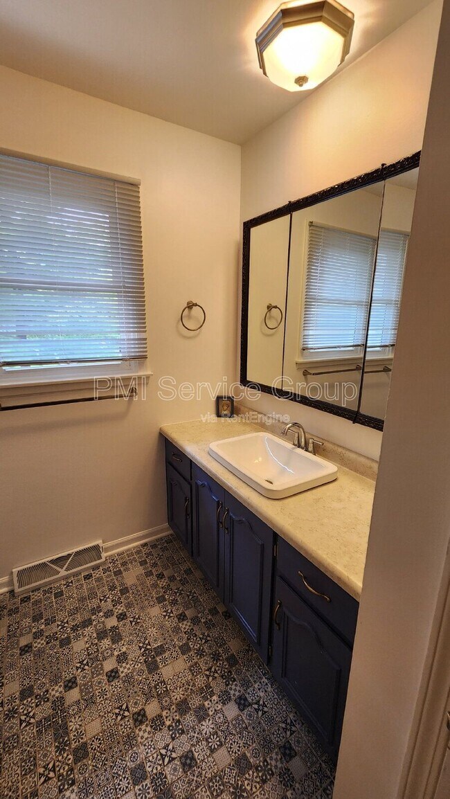 Building Photo - 410 Monroe St