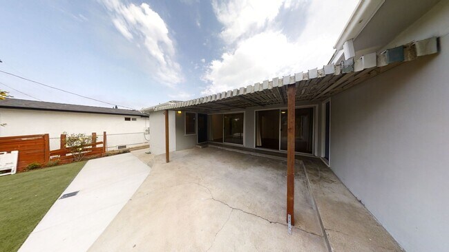 Building Photo - Nice Patio, Private Yard on Mary Lane! (Le...