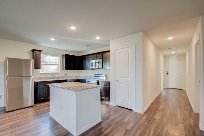 Building Photo - 6202 N Wayside Dr