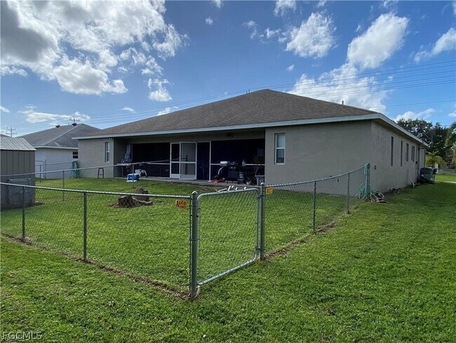 Building Photo - 4317 SW Santa Barbara Pl