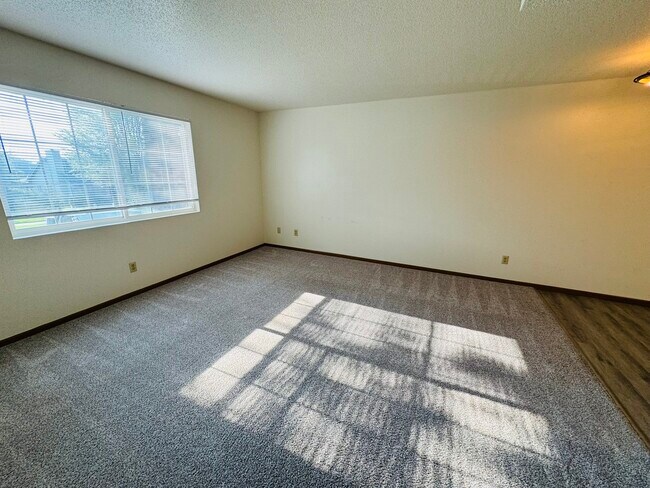 Building Photo - 156 Westside Dr