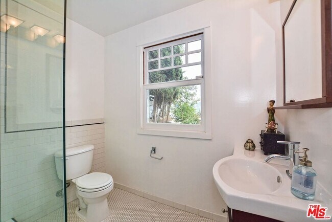 Building Photo - 2172 Argyle Ave