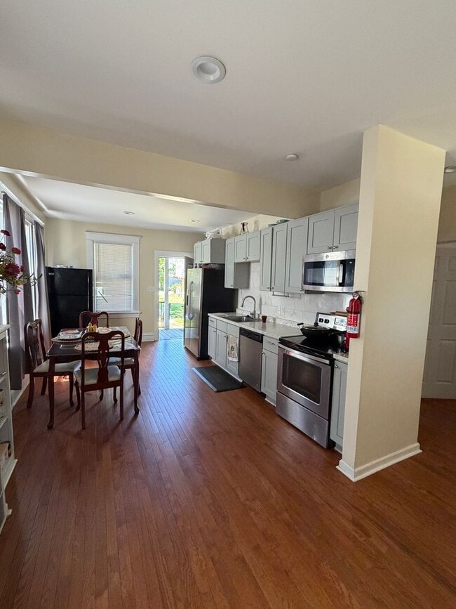 Building Photo - 3 / 4 Bedroom Home