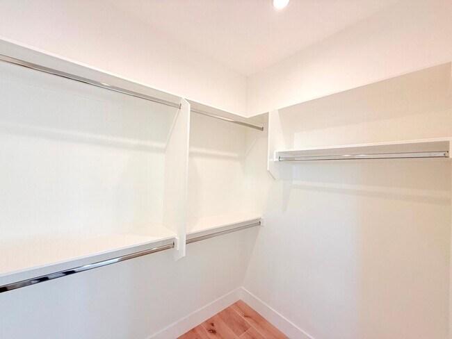 Building Photo - Beautiful Modern Luxury 4 Story Townhome - 4 bed - 3.5 bath with Rooftop Deck in Silver Lake