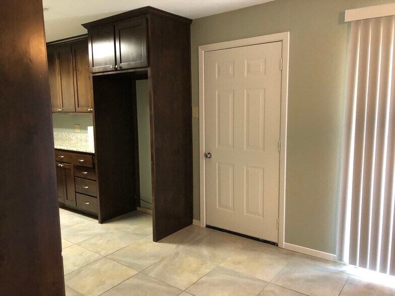 Building Photo - 2927 Lawrence St