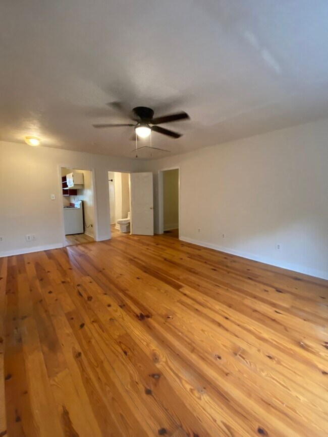Building Photo - 2 Bedroom House with Fenced Backyard near ...