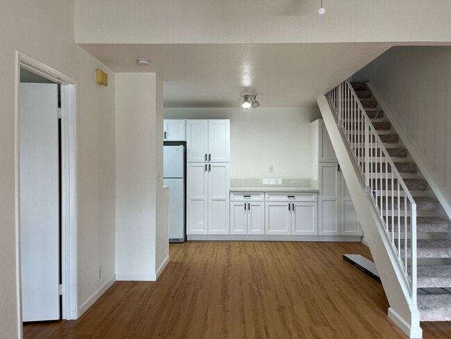 Building Photo - Crosspointe Townhouse - 2 bedrooms, 2 bath unit w/2 parking stalls - Avail 4/1/26