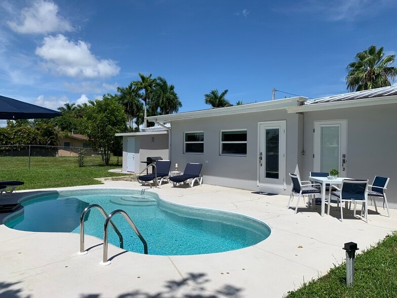 Building Photo - 5330 Bayshore Ave