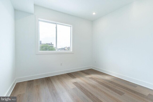 Building Photo - 2252 N Front St