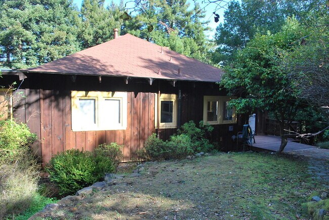 Building Photo - Classic Mill Valley 3 Bedroom Home