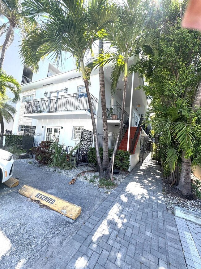 Building Photo - 1611 West Ave