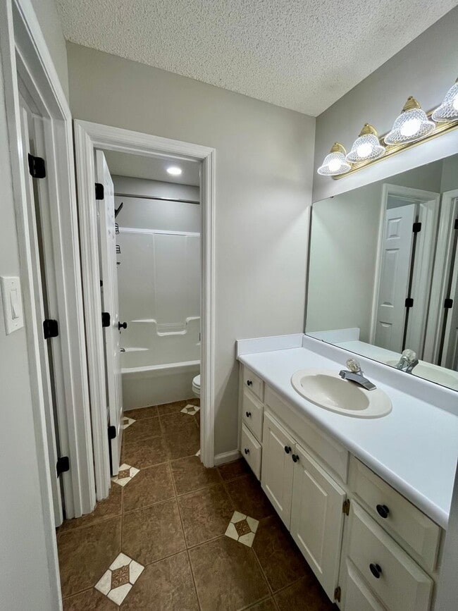 Building Photo - 4133 Hamilton Cir