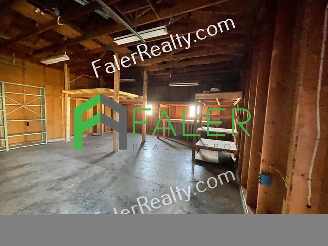 Building Photo - Spacious 2-bedroom Home